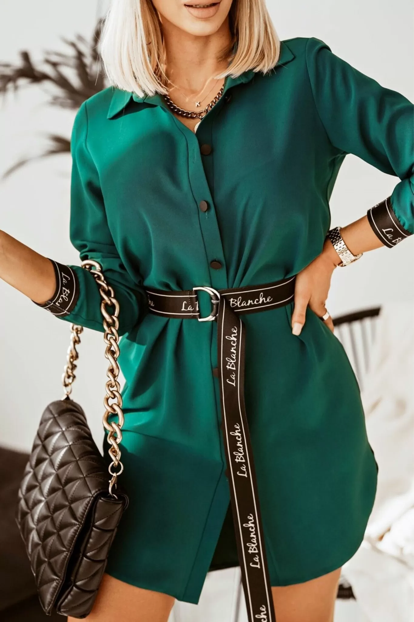 Camicia lunga verde scuro asimmetrica accessoriata con cintura e polsini neri