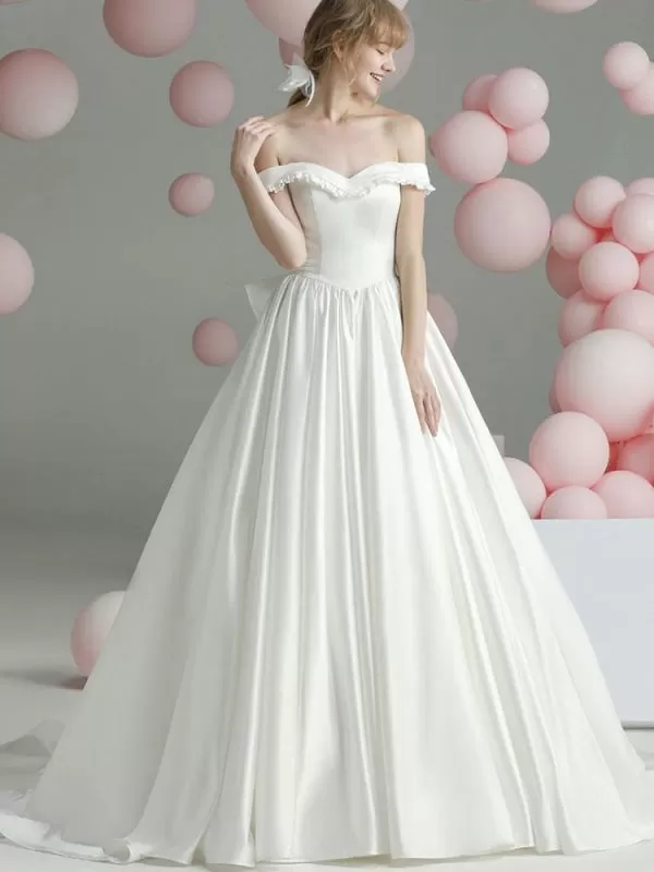 Vintage Wedding Dresses Chapel Train Sweetheart Neck Sleeveless Ruffles Satin Fabric Bridal Gowns