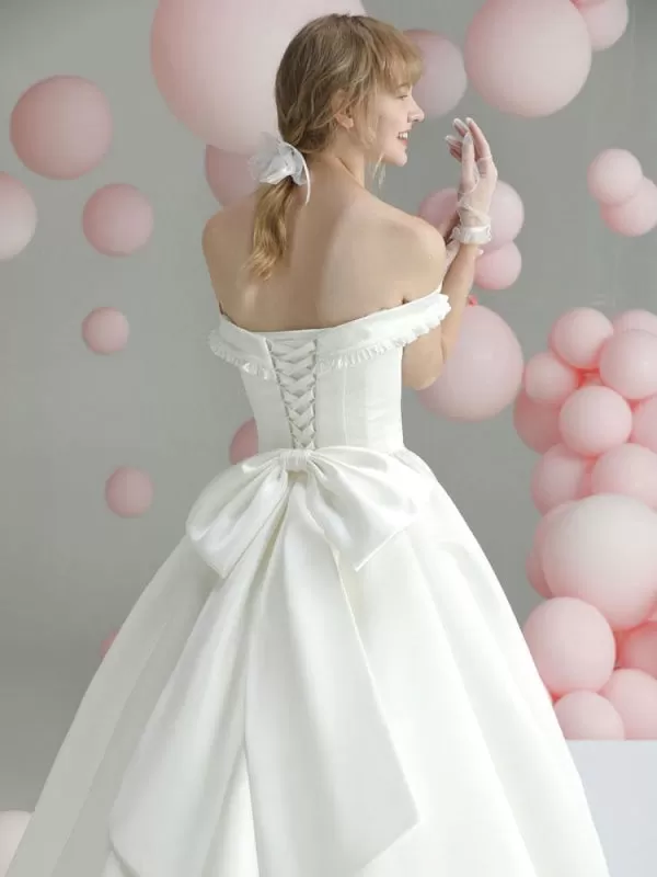 Vintage Wedding Dresses Chapel Train Sweetheart Neck Sleeveless Ruffles Satin Fabric Bridal Gowns